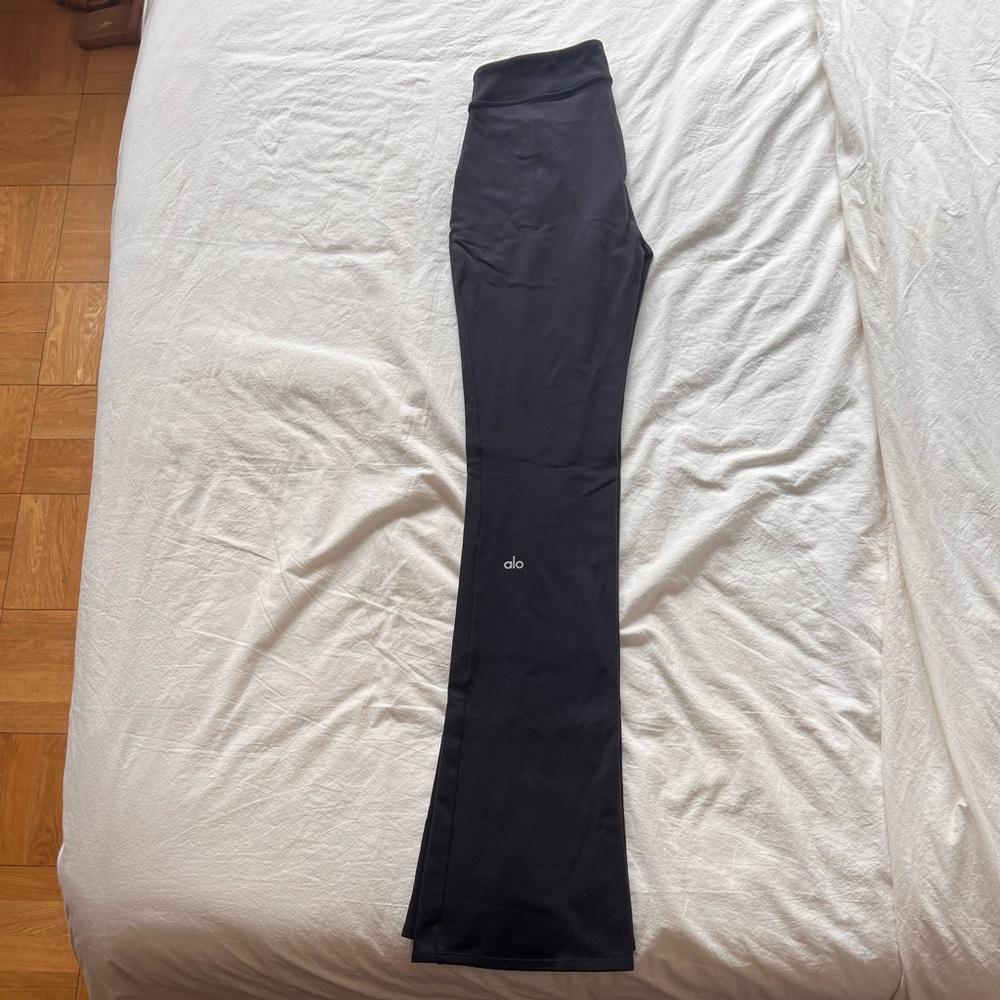 Airbrush 7/8 High Waist Flutter Legging. Size medium.